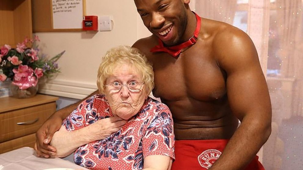 Los camareros hicieron divertir a todas las ancianas.