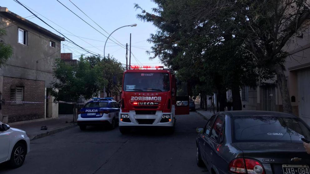 Los bomberos trabajaron para sofocar el siniestro.