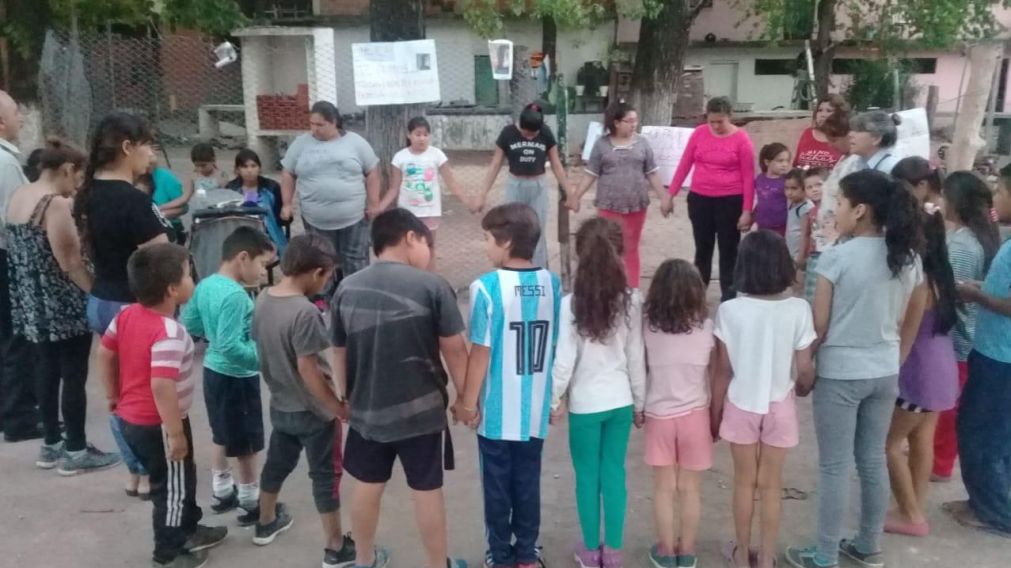 Las mamis y sus hijos se unieron en oración para pedir por su amiga.