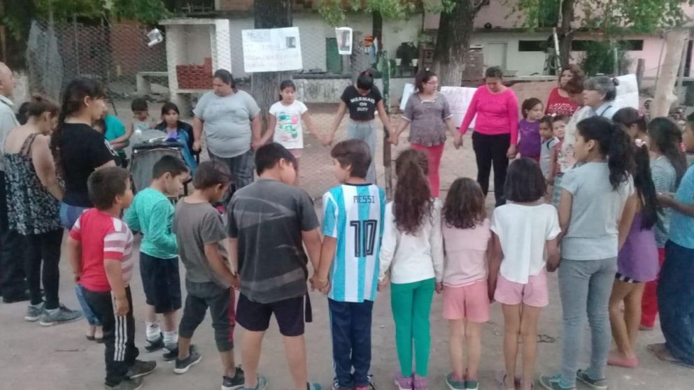 Las mamis y sus hijos se unieron en oración para pedir por su amiga.