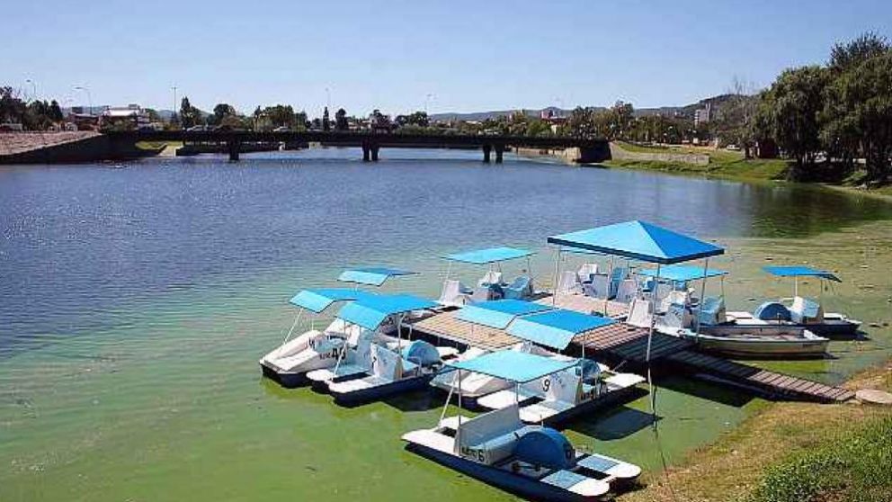 El lago San Roque, un espejo de agua que encierra extrañas criaturas.