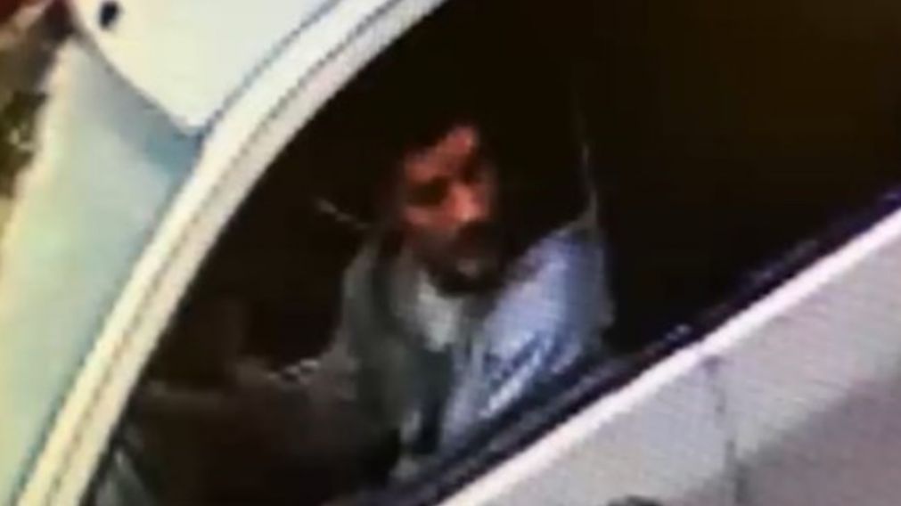 El hombre se escapó fue en el Ford Focus blanco que aún no fue encontrado (Captura de video)