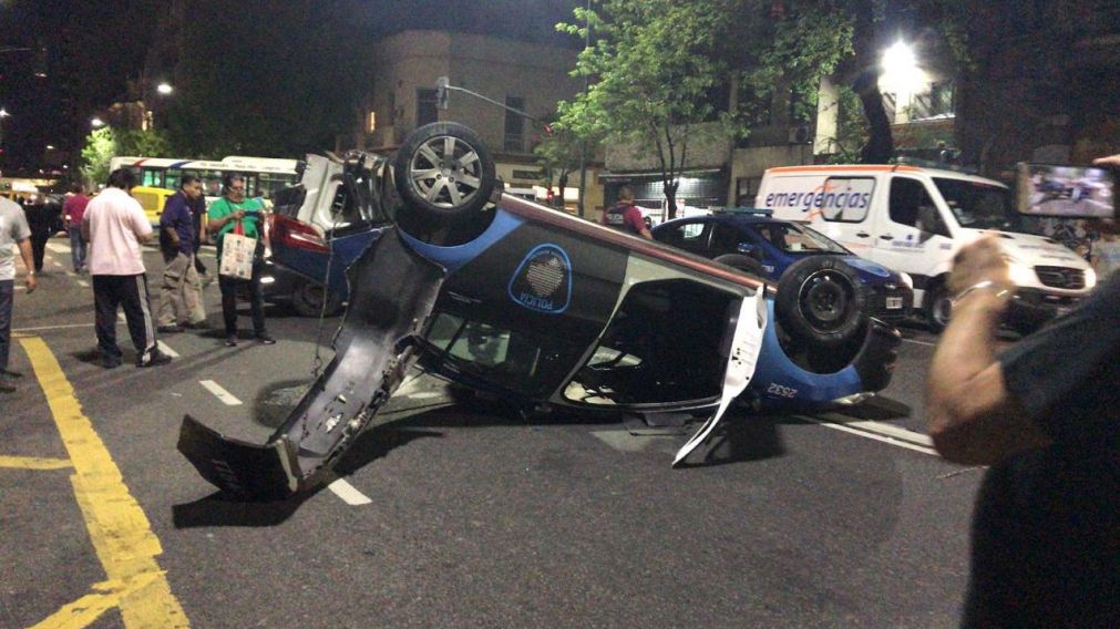 Impactante imagen de uno de los vehículos volcado.