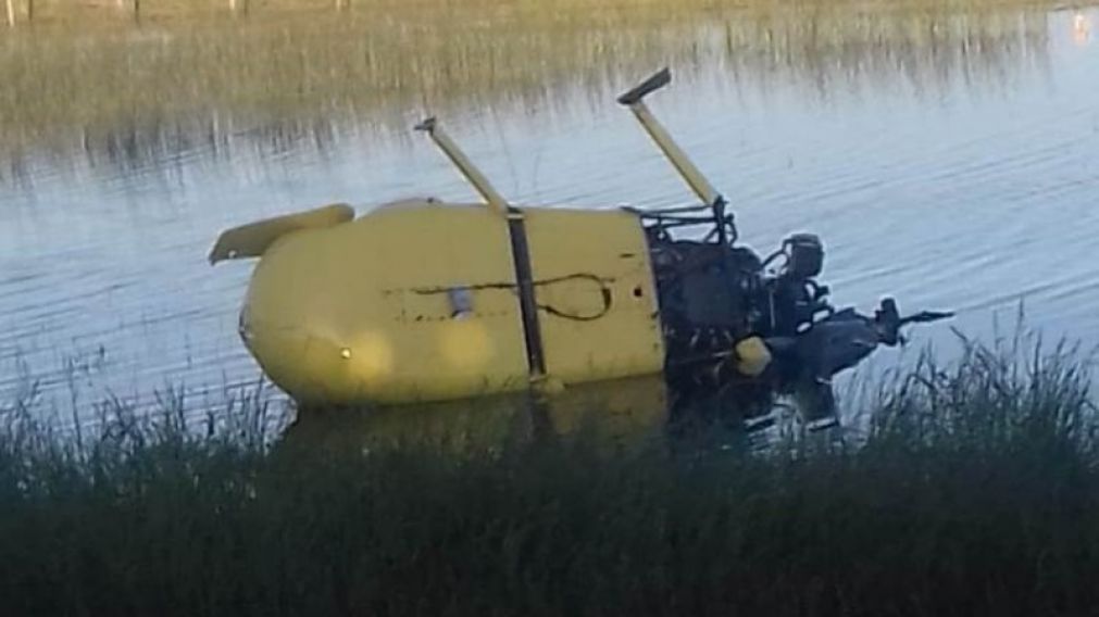 El helicoptero quedó sumergido en un charco de agua.