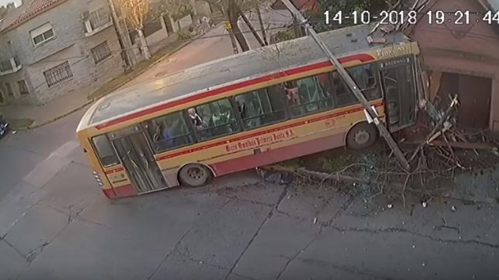Así chocó colectivo con auto y se metió en casa de Bernal