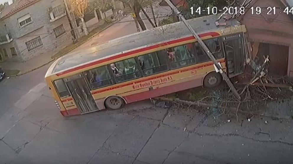 Así chocó colectivo con auto y se metió en casa de Bernal