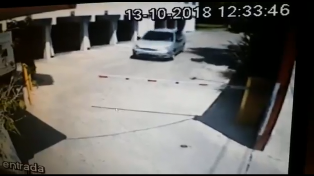El hombre se fue raudamente del hotel lo que despertó la sospecha del conserje (Captura de video).