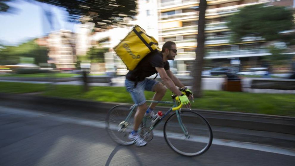 Los servicios de delivery por bici o moto invadieron la ciudad.