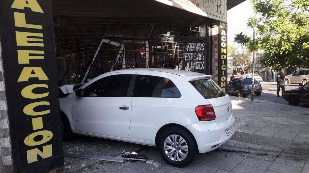Así quedó el auto dentro del local, en Parque Chacabuco.