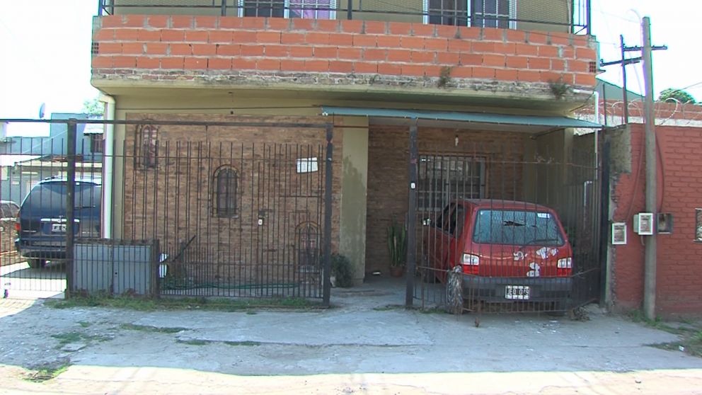 La vivienda atacada durante la madrugada.