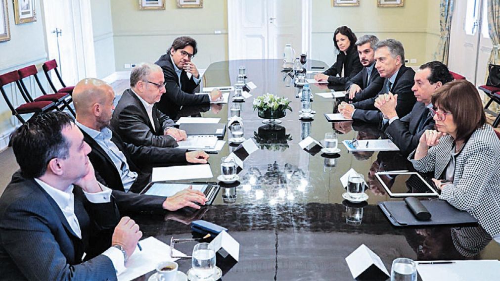 El presidente, junto a un gabinete cada vez más reducido.