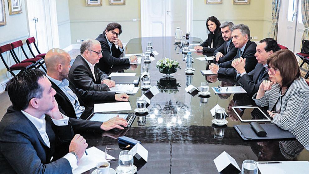 El presidente, junto a un gabinete cada vez más reducido.