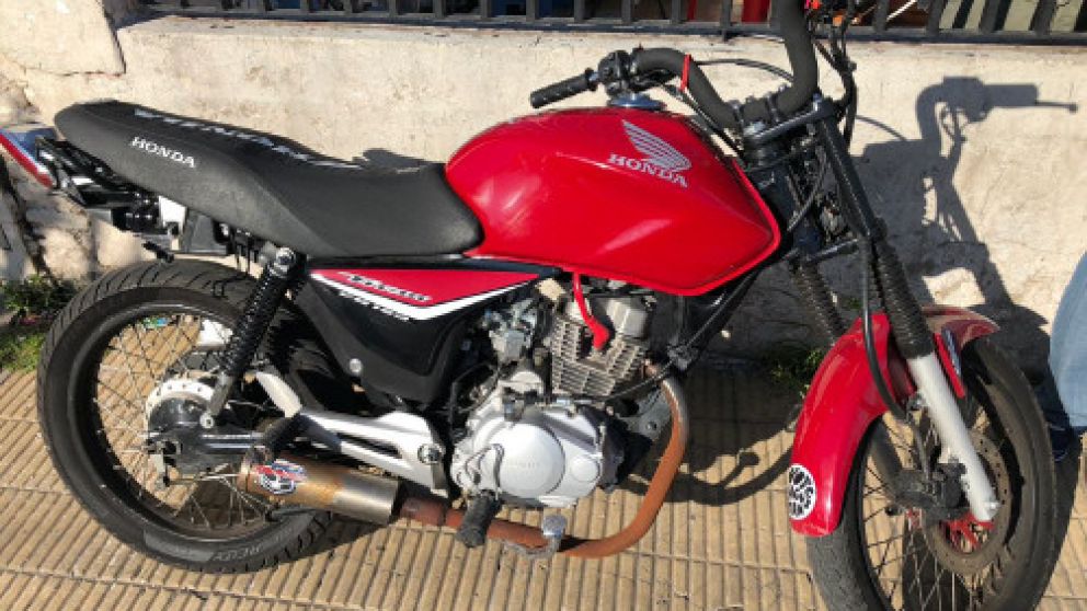 La moto Titán roja que fue utilizada en el asalto.