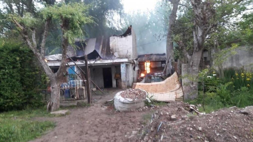 Los vecinos incendiaron la casa del chacal (El Día).