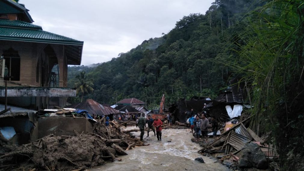 El alud hizo un desastre en Sumatra (Fotos AFP).