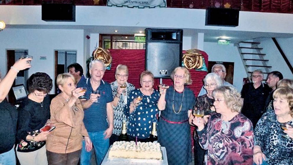 La Comisión Directivo levantó sus copas para brindar por el nuevo aniversario.