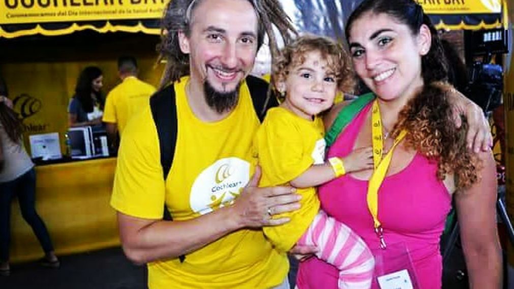 La familia brinda charlas sobre hipoacusia en todo el país.