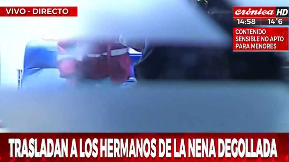 Los hijos de la homicida, trasladados por los agentes a comisaría.