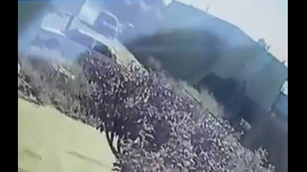La imagen que muestra cuando el criminal huye tras embestir a la víctima.