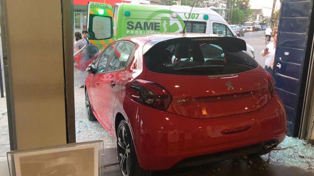 Así se pudo ver al auto estrellado en la vereda.