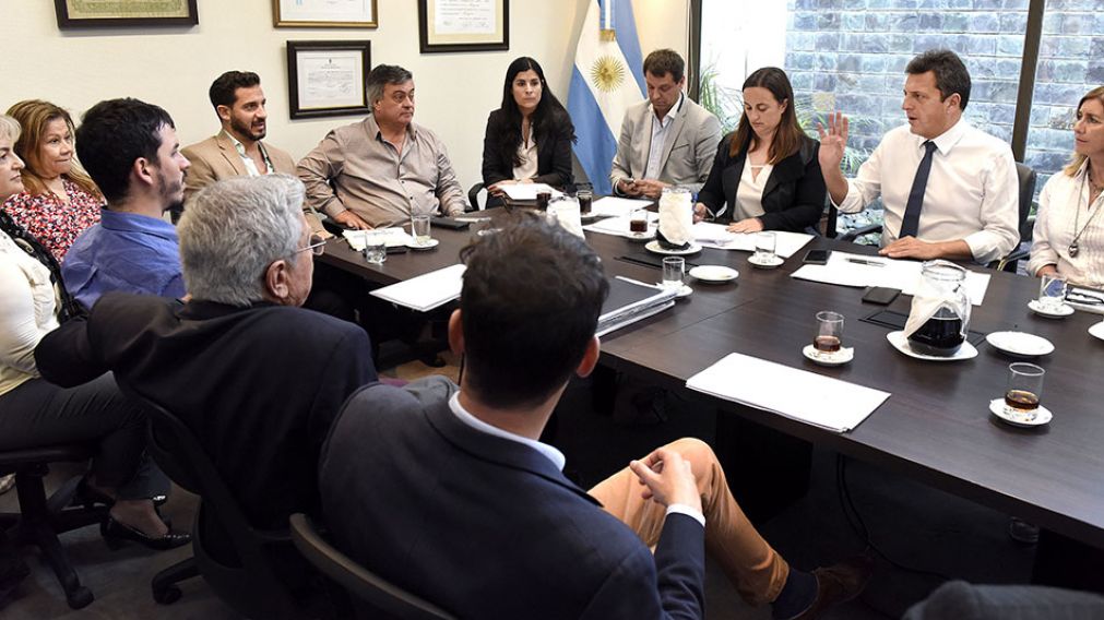 El l�der del FR se reuni� con representantes de la Asociaciones de Defensa al Consumidor