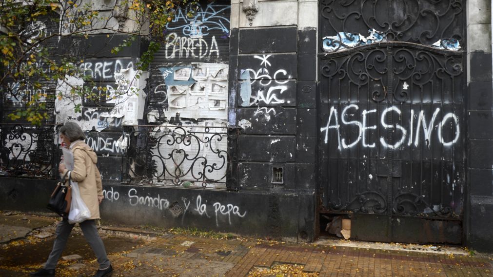 El odontólogo está apremiado por las deudas y vive en una pensión.