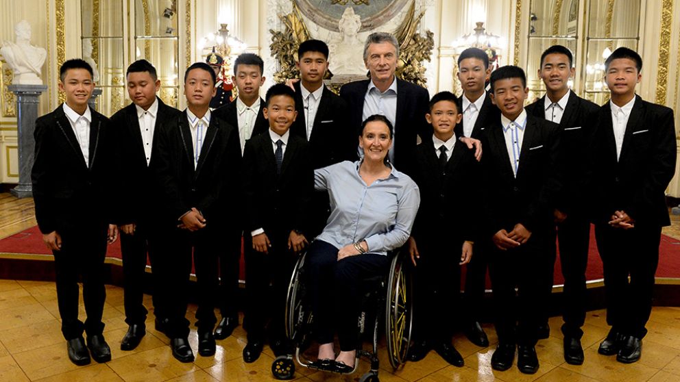 El presidente, junto a la vicepresidenta, en Casa Rosada junto a los deportistas tailandeses.