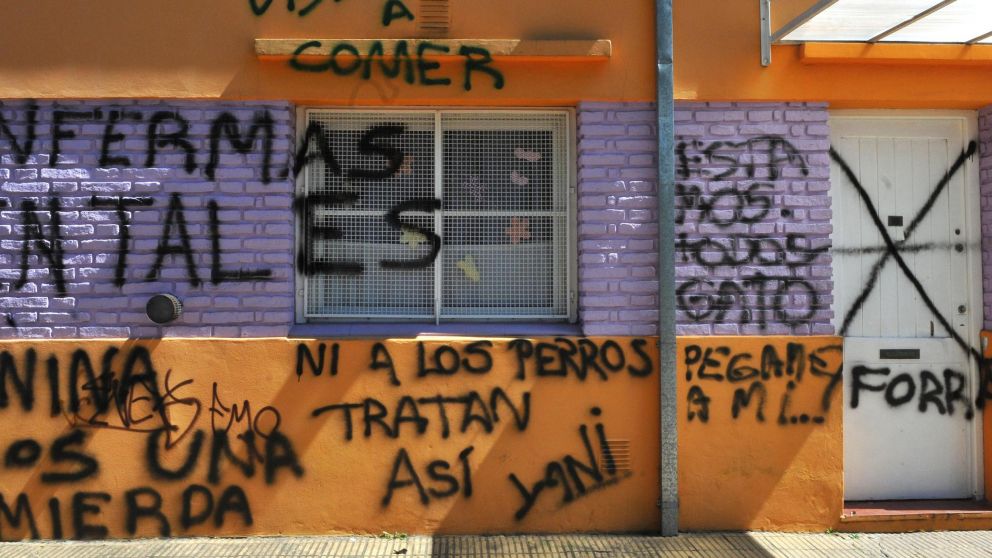Así quedó la fachada del jardín de infantes tras conocerse la denuncia (Télam-Archivo)