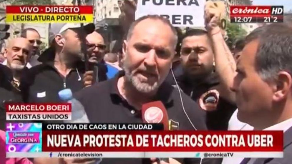 Los taxistas ocuparon casi dos cuadras. (Capturas).