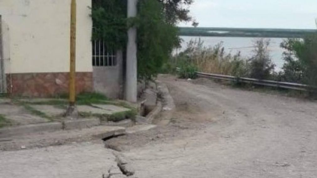La grieta podría destruir decenas de casas de la ciudad de Diamante.
