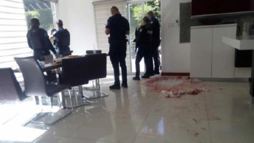 La sangre en el suelo muestra el lugar del feroz ataque.