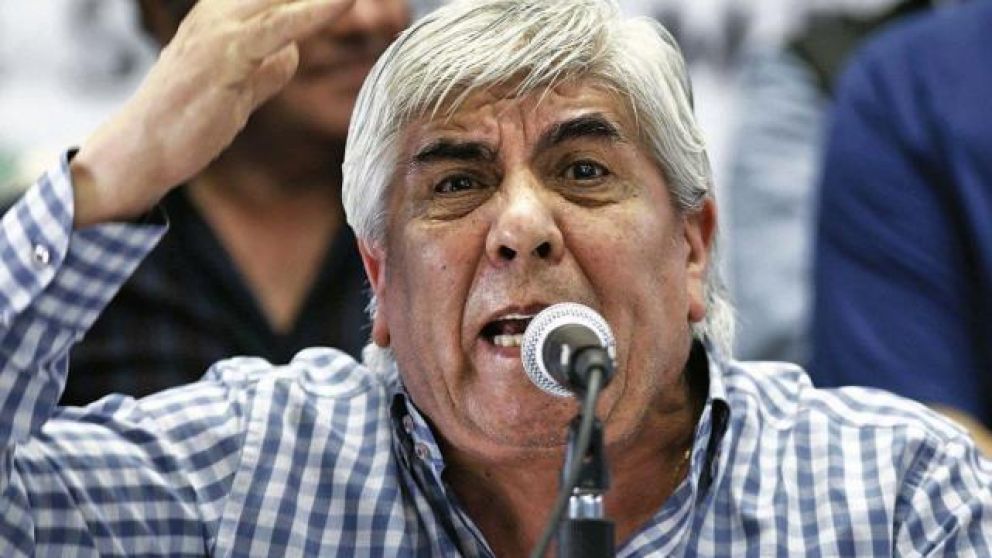 El líder de Camioneros busca equiparar los sueldos de su gremio con la inflación.