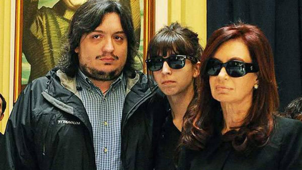 La ex presidenta junto a sus hijos, a un paso del juicio oral por "lavado de dinero".