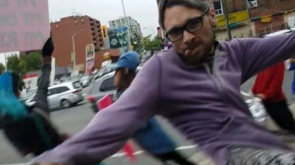 El agresor fue despedido de su trabajo tras viralizarse el video. (Captura).