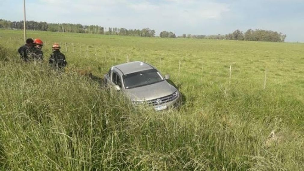 Perdió el control del auto y salió hacia la banquina.