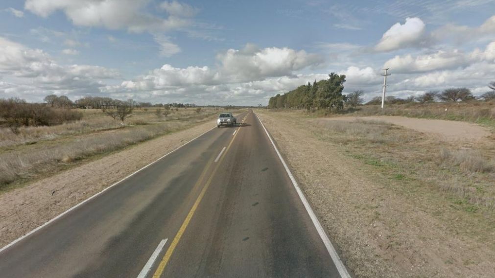 Hallan cadáver "lleno de agujeros" y atado a una cama en plena ruta