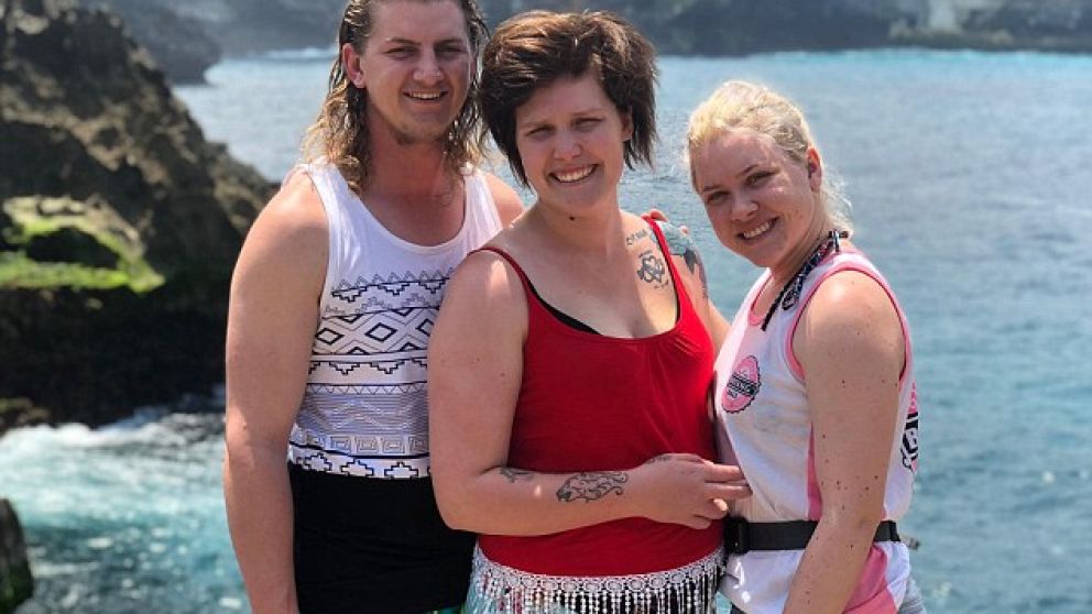 La pareja feliz antes de tomar el polémico masaje.