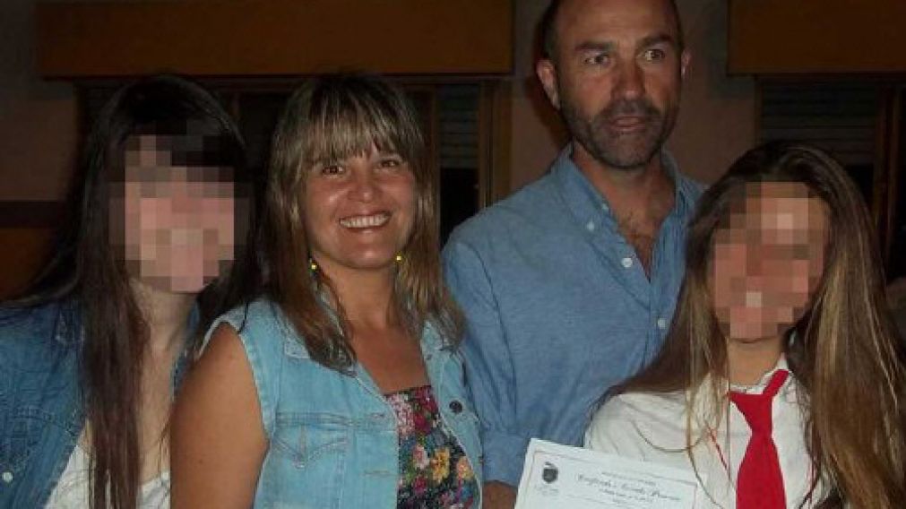 Ana Sime�n y Leonardo Pugliese, victima y victimario, con sus hijas.