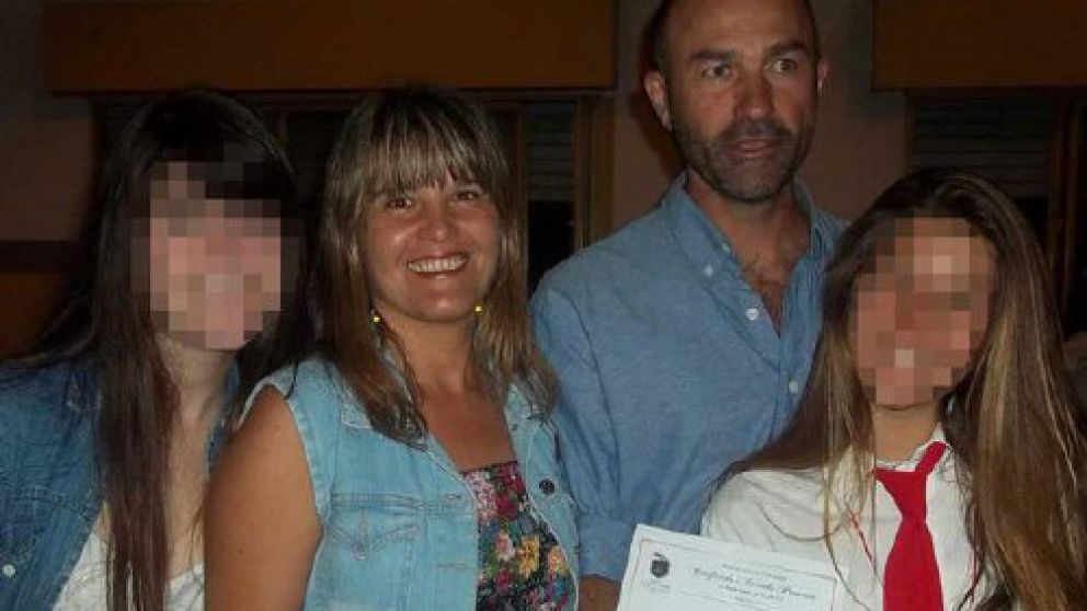 Ana Simeón y Leonardo Pugliese, victima y victimario, con sus hijas.