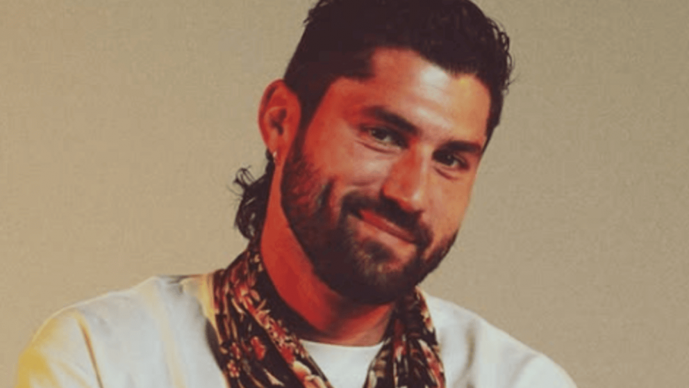 Alejandro Astola desembarca en Buenos Aires con un show íntimo que va directo al corazón