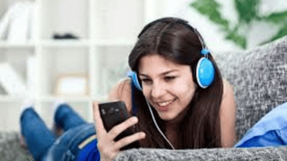 La playlist que te marcó para siempre: por qué la música de la adolescencia define quién sos
