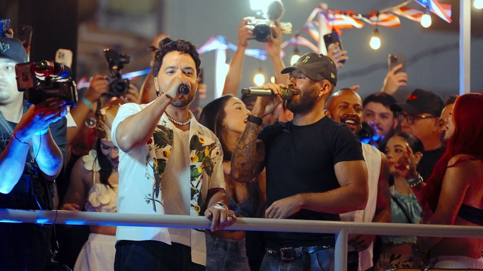 Luis Fonsi y Feid sorprenden en las Fiestas de la Calle San Sebastián y anuncian su primera colaboración: "Cambiaré"