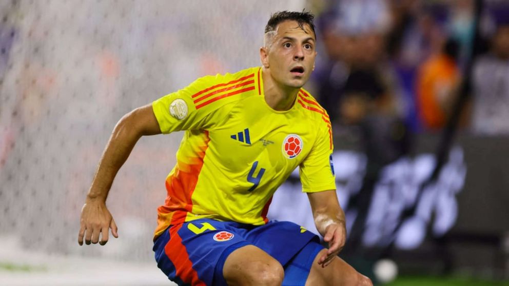 Santiago Arias, habitualmente convocado a la Selección de Colombia, es nuevo jugador de Independiente.