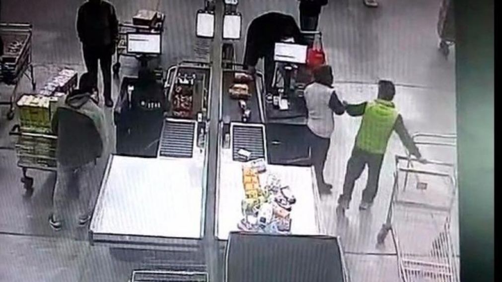 Así comenzó la pelea entre la mujer y el hombre, dentro del supermercado. (Captura de video)