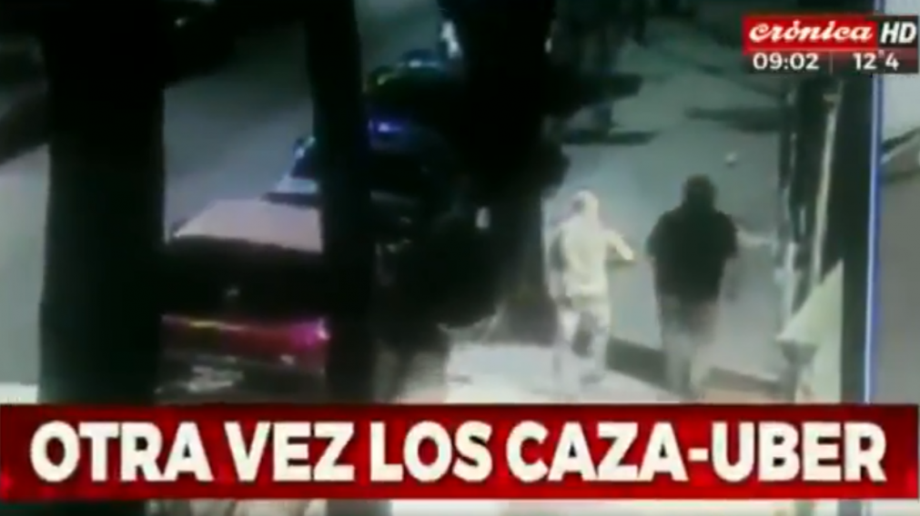 Los hombres quedaron filmados por las cámaras de un vecino (Captura de TV).