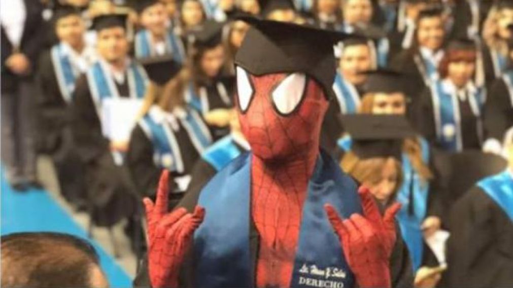 Furor por joven que se recibió vestido de Spiderman
