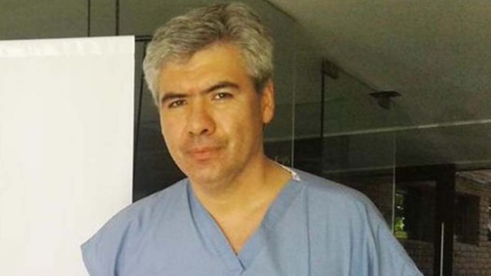 El neurocirujano hizo una operación inédita y lo despidieron a los pocos días.