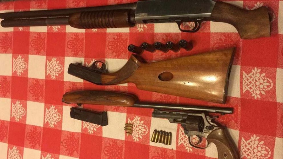 El padre de los sospechosos fue detenido por tener el arma homicida.