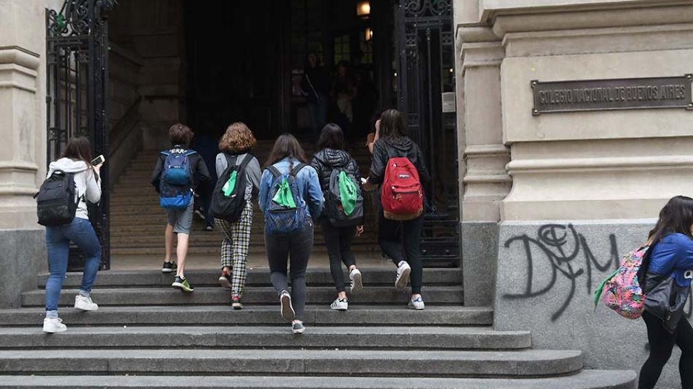 Los estudiantes ingresan al Naciona de Buenos Aires tras el escándalo (Rubén Paredes/Crónica).