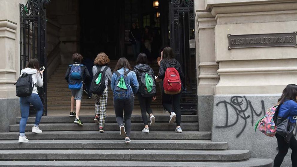 Los estudiantes ingresan al Naciona de Buenos Aires tras el escándalo (Rubén Paredes/Crónica).